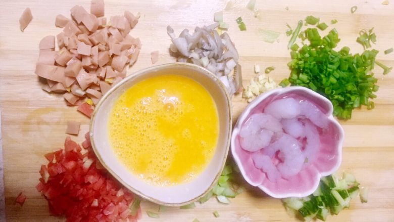 虾仁什锦蛋炒饭,准备好食材了,接下来炒饭