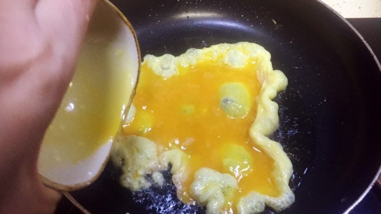 虾仁什锦蛋炒饭,注意此时火力开为中火,火大了容易把蛋炒糊
