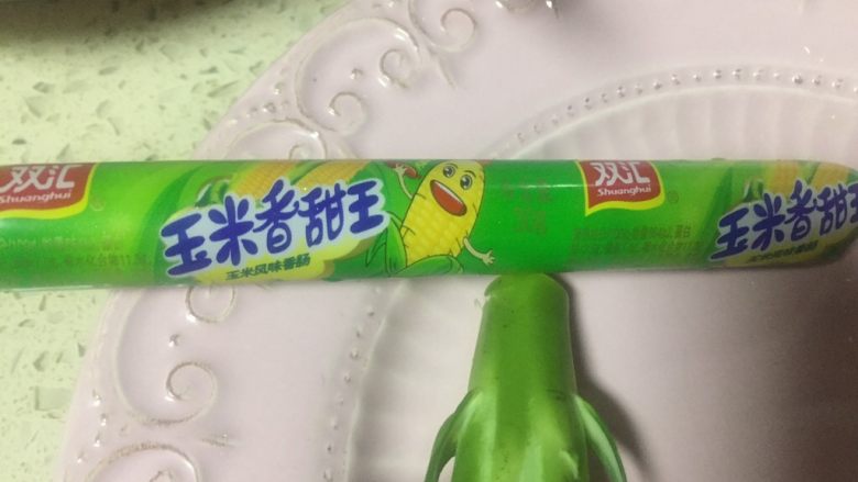 虾仁什锦蛋炒饭,玉米肠剥皮准备切丁