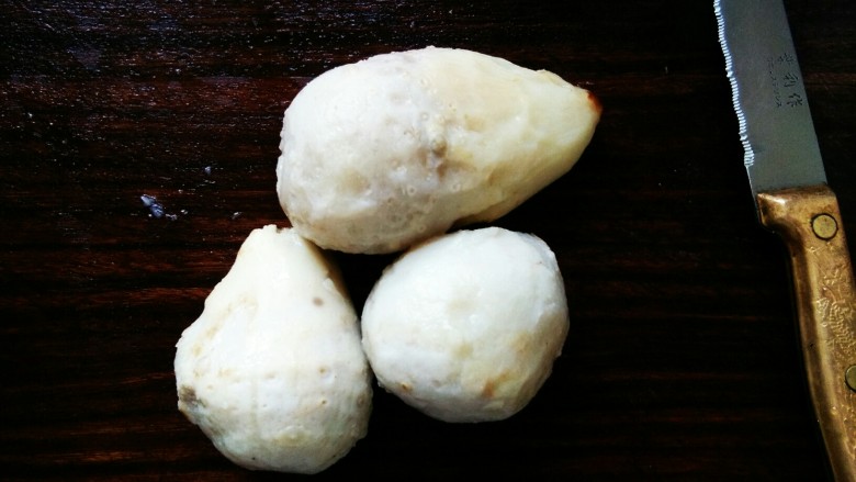 芋头豆沙小圆子,晾凉芋头剥皮
