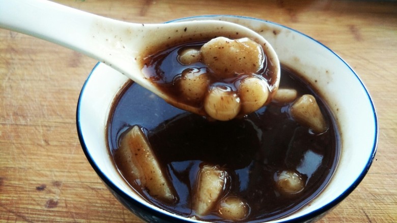 芋头豆沙小圆子,趁热盛到碗里