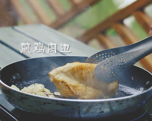 墨西哥鸡肉卷,下锅煎鸡肉正反面,鸡肉边也要煎。