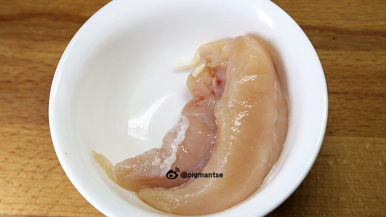 银鱼鸡粒蒸肉饼,<a style='color:red;display:inline-block;' href='/shicai/ 94'>鸡肉</a>,视个人喜好的肉质,可以选取鸡胸肉或者鸡腿肉