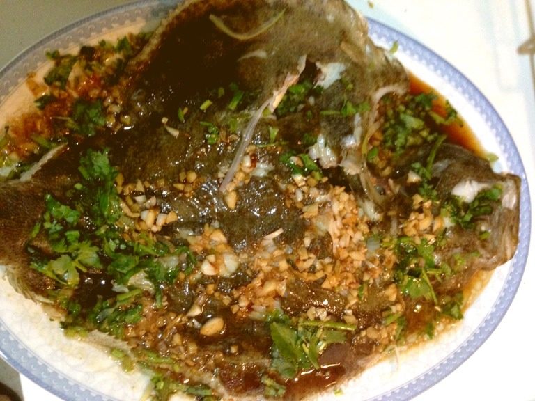 清蒸多宝鱼,将汁淋到鱼身上。OK,做好啦!