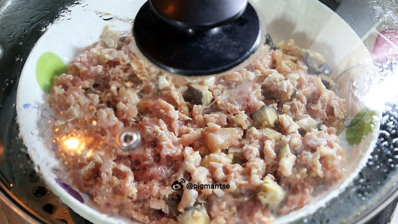 银鱼鸡粒蒸肉饼,猛火加热蒸锅至水沸,放入肉饼,中火蒸10分钟