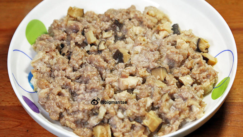 银鱼鸡粒蒸肉饼,一道味道鲜美可口的银鱼鸡粒蒸肉饼就完成了