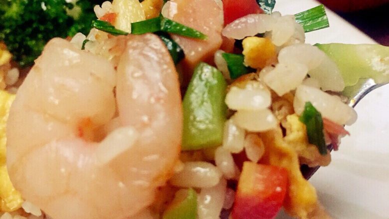虾仁什锦蛋炒饭,鲜香四溢的饭饭正在召唤咕咕叫的肚子了,开吃吧