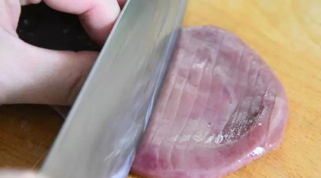 60秒让你做出嫩如豆腐的腰花,绝无要腰臊味,新手也能变大厨!,猪腰去除腰臊后,切斜刀,打上一字连刀