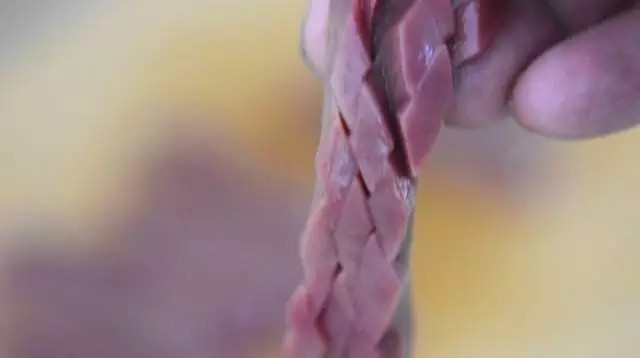 60秒让你做出嫩如豆腐的腰花,绝无要腰臊味,新手也能变大厨!,与刚才刀口呈90度,切直刀,三刀处切断