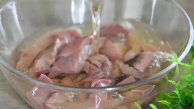 60秒让你做出嫩如豆腐的腰花,绝无要腰臊味,新手也能变大厨!,切好的猪腰用啤酒浸泡15分钟