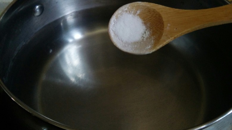 咸蛋黄青菜意面,首先烧开一锅水,在水里加点盐和油