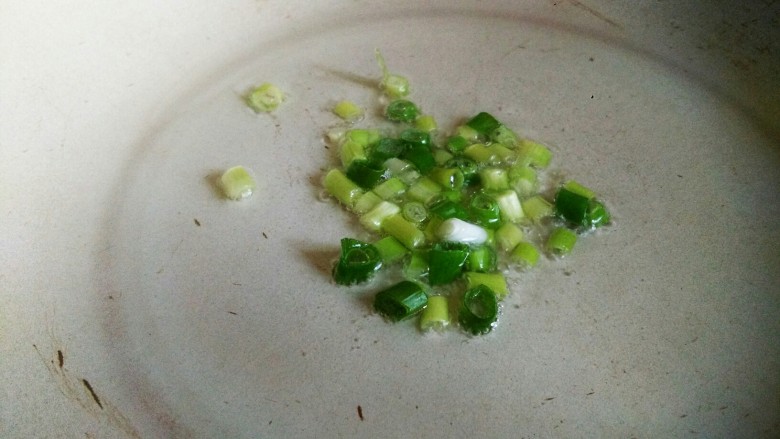 咸蛋黄青菜意面,锅内起油,油量一点点就好,根据个人喜好选择是否放葱,我加了点小葱花爆香,丰富味道增加参差