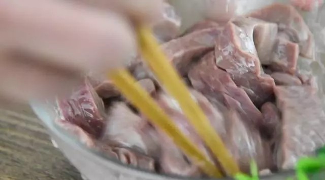 60秒让你做出嫩如豆腐的腰花,绝无要腰臊味,新手也能变大厨!,腌制好的猪腰,加入生粉、色拉油,拌匀