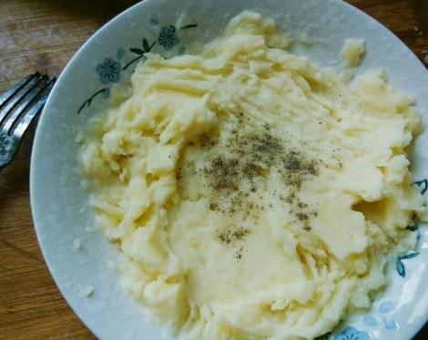 时蔬土豆泥,黑胡椒,最好用现磨的🙌我这里用完了😓