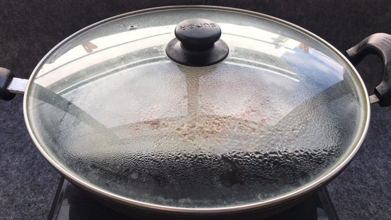 蒸肠粉,盖上锅盖,大火蒸上1~2分钟左右,米浆泡起来就熟了。