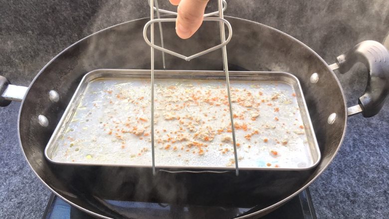 蒸肠粉,防止烫手,用夹子把蒸盘取出。