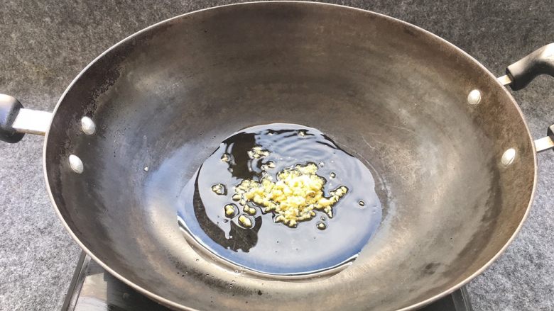 蒸肠粉,首先我们要把吃肠粉的酱汁准备好,锅中倒入少量油(玉米油、菜籽油都可以)下蒜蓉慢慢炒出香味。
