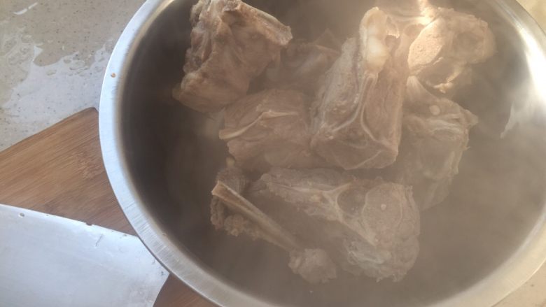 羊蝎子红汤面,热气腾腾的肉,捞出
