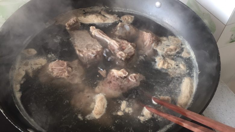 羊蝎子红汤面,羊蝎子凉水下锅,大火煮开多煮一会,把浮末撇干净,留汤备用。