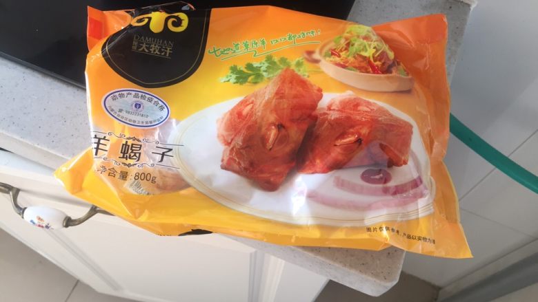 羊蝎子红汤面,<a style='color:red;display:inline-block;' href='/shicai/ 327'>羊蝎子</a>网上买的,大约8块,够2到3人吃