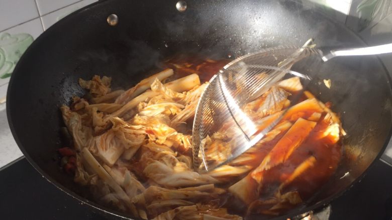 羊蝎子红汤面,这时候拿剩余的汤煮菜了,大火煮10分钟,煮到软的菜叶。
