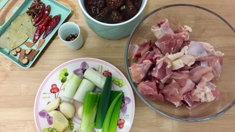 吃鸡+香菇栗子烧鸡腿,干香菇搓洗去浮灰加水泡发,琵琶腿去骨肉切块,我把剔下的骨头也加入了,如果大家用鸡手枪腿或者整鸡直接斩块。葱清洗分葱白葱绿,姜蒜去皮清洗
