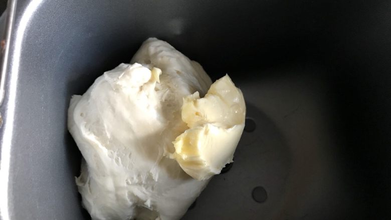 红酒无花果奶酪面包,和面到十分钟的时候,表面光滑了,投入软化好的<a style='color:red;display:inline-block;' href='/shicai/ 887'>黄油</a>,继续程序。