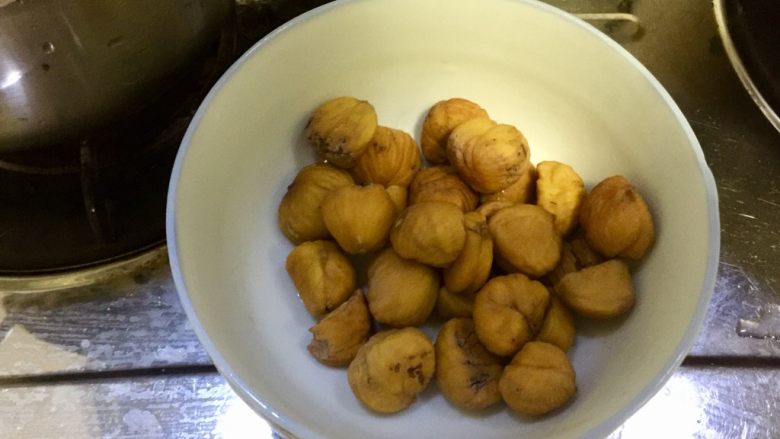 吃鸡+香菇栗子烧鸡腿,如果你买的板栗不好去表皮,可以先在板栗壳上划一刀深入果肉,锅中加入放板栗煮开再煮几分钟,捞出板栗放入冷水,再拨壳去皮就很容易了