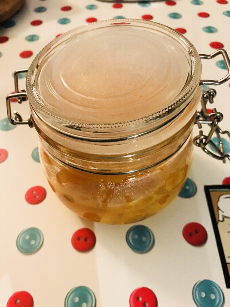 橘子🍊罐头,乘出放入消毒的干净玻璃罐,等凉后放入冰箱食用更佳
