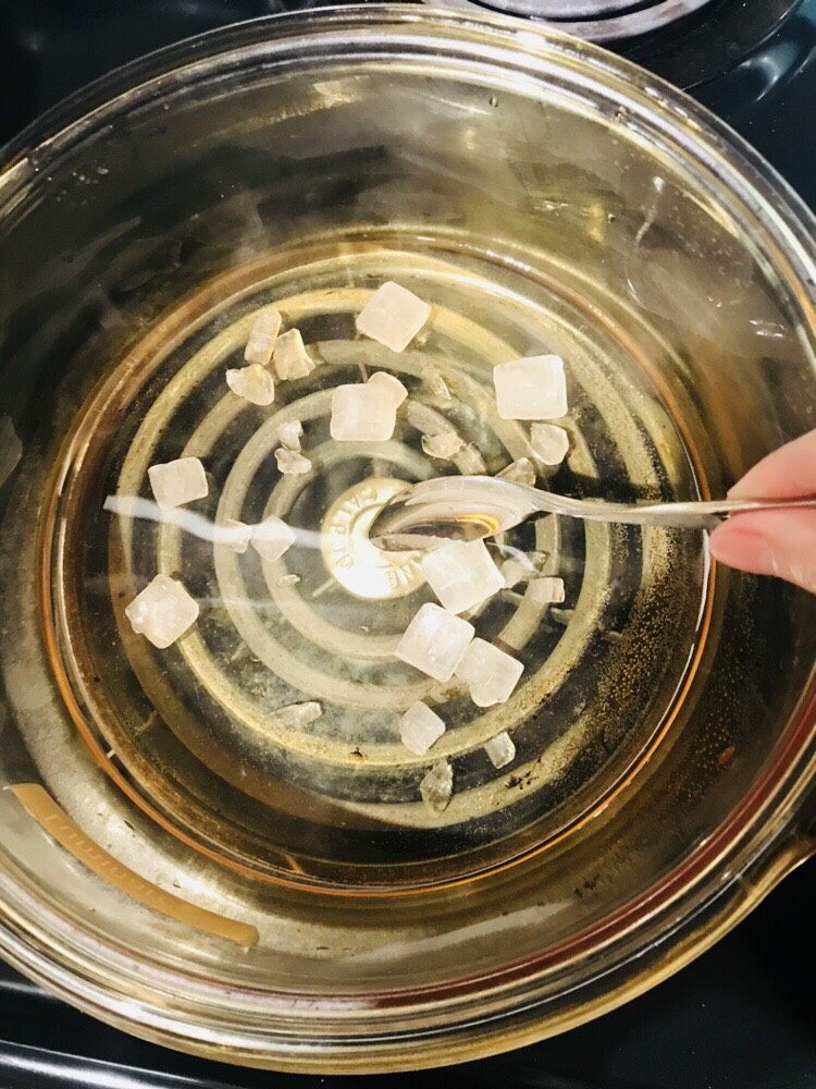 橘子🍊罐头,锅中加入水和冰糖,小火边加热边搅拌,直至冰糖溶解