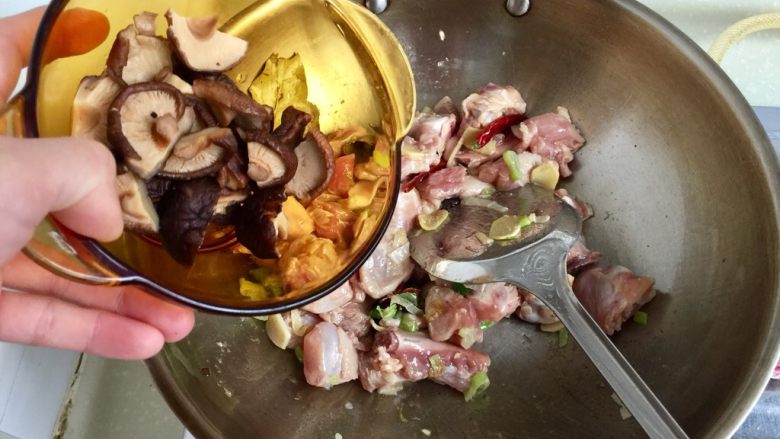 吃鸡+香菇栗子烧鸡腿,加入香菇翻炒均匀