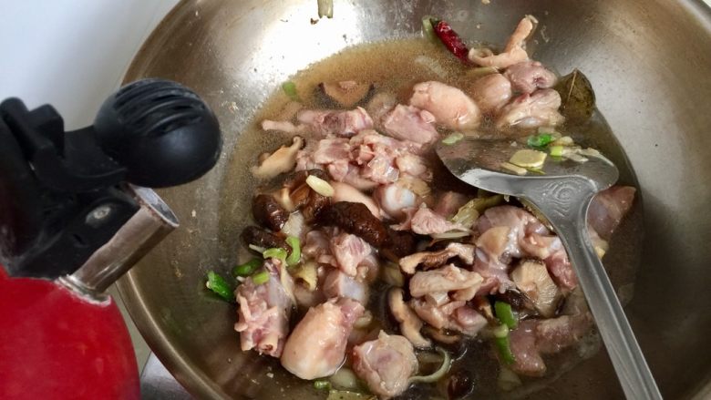 吃鸡+香菇栗子烧鸡腿,加入适量热水没过食材