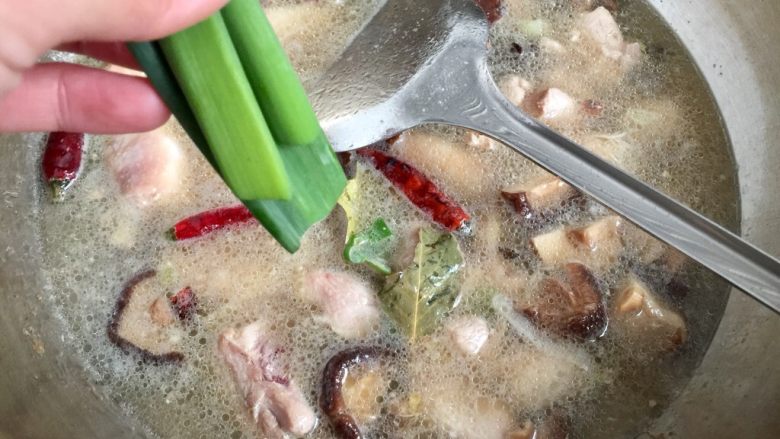 吃鸡+香菇栗子烧鸡腿,加入葱绿