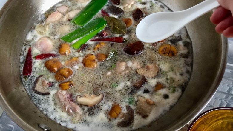 吃鸡+香菇栗子烧鸡腿,大火煮开撇去浮末