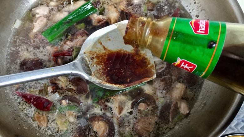 吃鸡+香菇栗子烧鸡腿,一勺蚝油