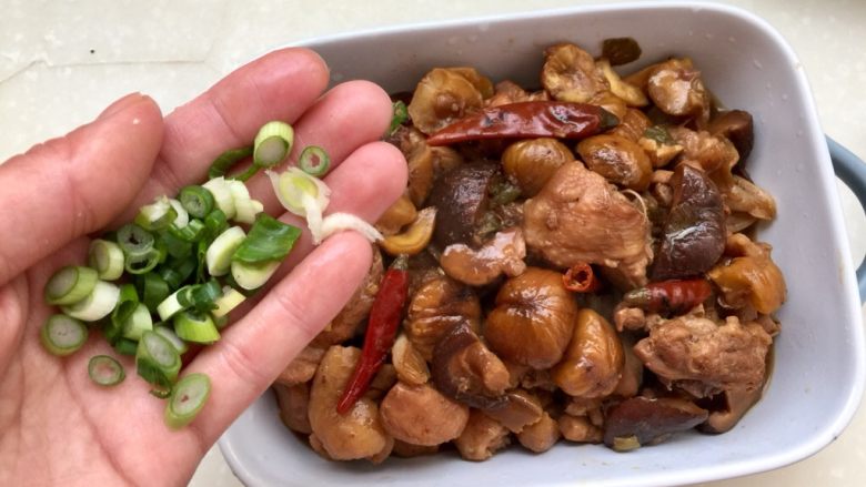 吃鸡+香菇栗子烧鸡腿,撒上少许葱末,上桌享用吧