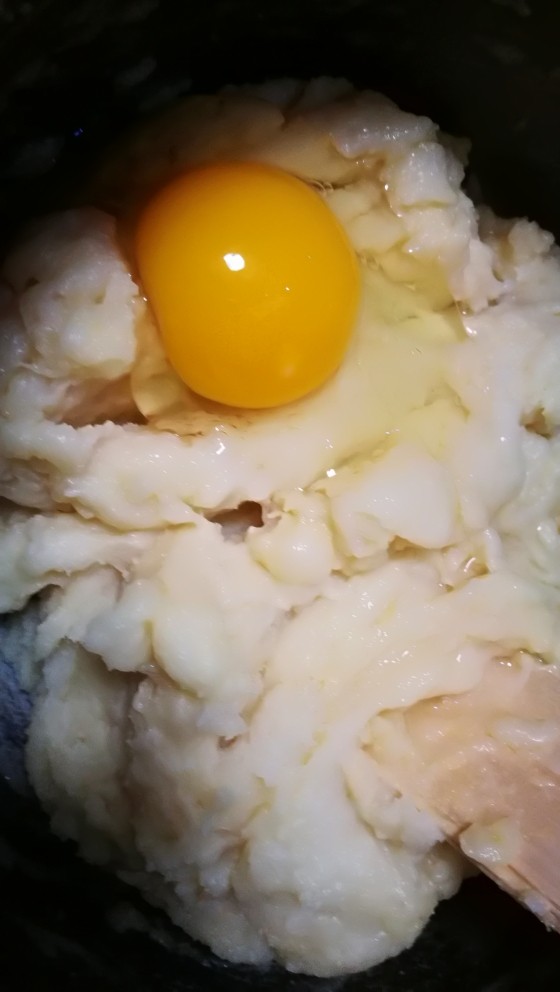 北京乡味+奶油炸糕,拌匀后外加入一个鸡蛋