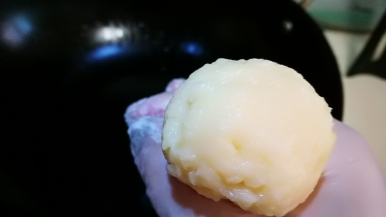 北京乡味+奶油炸糕,锅中倒油 油热 用虎口挤出丸子形状的面团放入油中