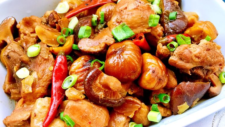 吃鸡+香菇栗子烧鸡腿,香菇润滑,板栗香甜,鸡肉鲜嫩,营养丰富,宝宝快来尝尝看吧^o^