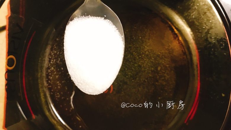 吃鸡+黄焖鸡翅根,在锅中加入适量的油和<a style='color:red;display:inline-block;' href='/shicai/ 10588'>糖</a>，小火熬<a style='color:red;display:inline-block;' href='/shicai/ 10588'>糖</a>色。