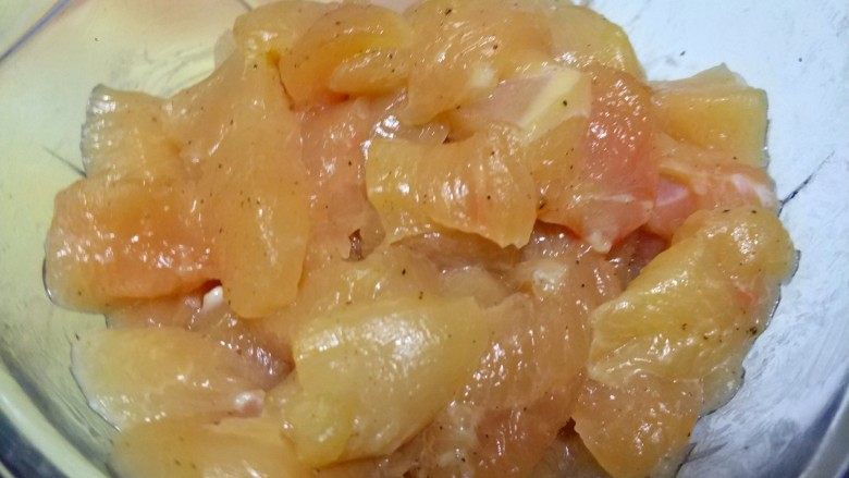 吃鸡+豆瓣鸡,<a style='color:red;display:inline-block;' href='/shicai/ 101'>鸡胸肉</a>切小丁,加入一点研磨黑胡椒,淀粉,油,一点盐腌制一下