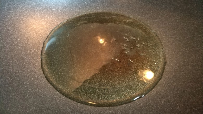 吃鸡+豆瓣鸡,热锅放油,油要多一点