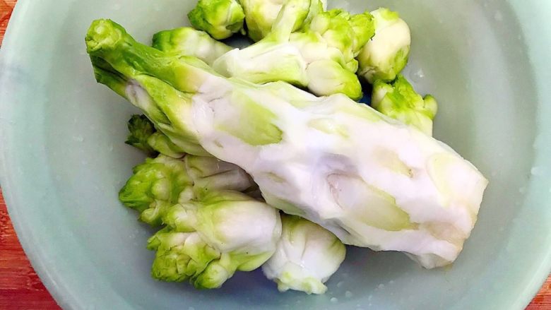 红配绿~鲜香抱子芥,清水清洗干净。