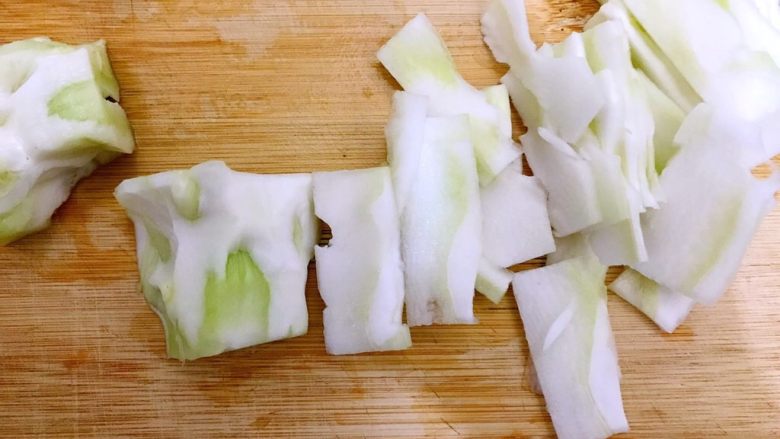 红配绿~鲜香抱子芥,先把根部切成薄片。
