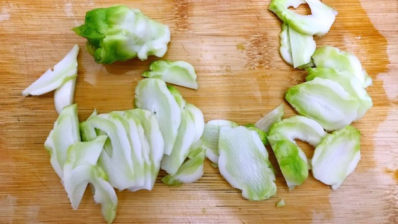 红配绿~鲜香抱子芥,再把颈部切成薄片。