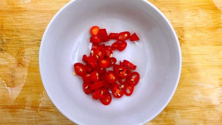 红配绿~鲜香抱子芥,小米辣切成沫。