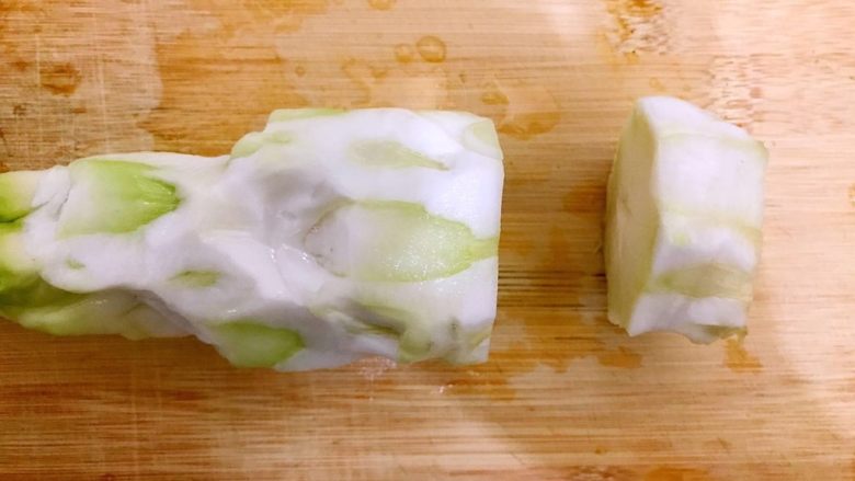 红配绿~鲜香抱子芥,把根部老的部分可以去掉。