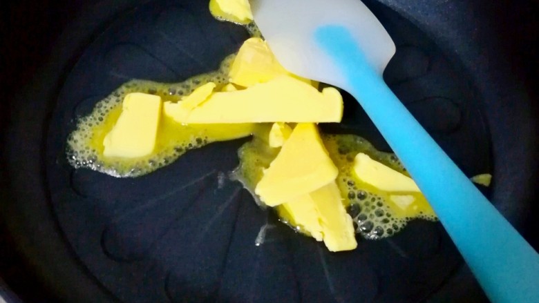 网红甜品+蔓越莓牛轧糖,先把黄油放入平底锅,小火炒至融化