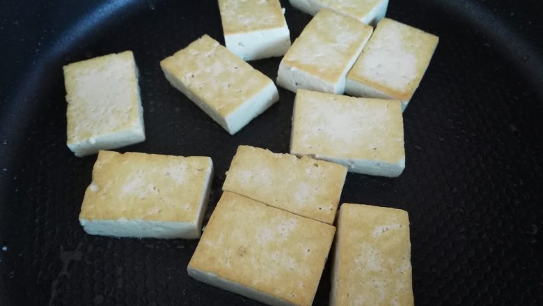 寿喜锅(日式牛肉火锅),豆腐煎至两面金黄即可,盛出备用