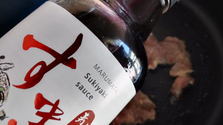 寿喜锅(日式牛肉火锅),倒入又伊鲜寿喜锅调料汁